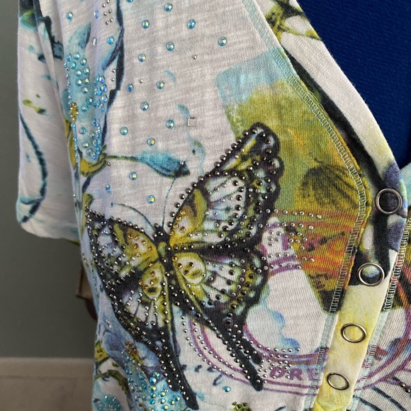 Onque Casuals Tops - 💥💥 Henley style tee top plus butterfly XL